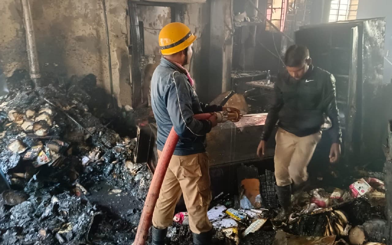 Hazra Clinic Dhanbad News: धनबाद की हाजरा क्लिनिक में कैसे लगी आग, यहां जानें पल-पल का अपडेट Hazra Clinic Dhanbad News: धनबाद की हाजरा क्लिनिक में कैसे लगी आग, यहां जानें पल-पल का अपडेट
