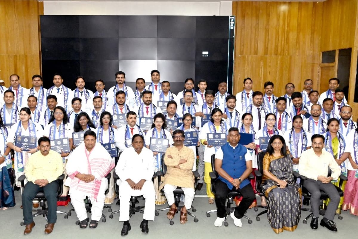 झारखंड: सीएम हेमंत सोरेन ने 66 पशु चिकित्सकों को सौंपा नियुक्ति पत्र, कही ये बात झारखंड: सीएम हेमंत सोरेन ने 66 पशु चिकित्सकों को सौंपा नियुक्ति पत्र, कही ये बात