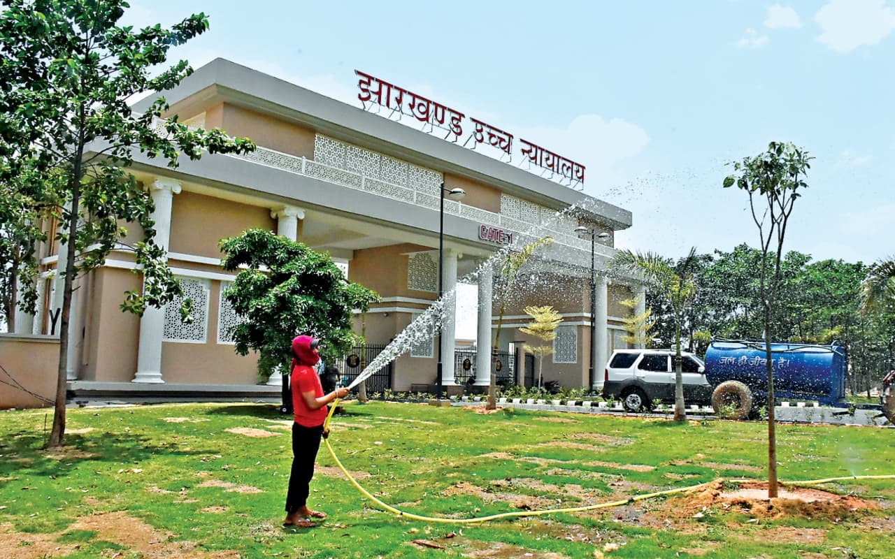 सहायक आचार्यों की नियुक्ति प्रक्रिया पर झारखंड हाईकोर्ट ने लगाई रोक, जेएसएससी को भेजा नोटिस सहायक आचार्यों की नियुक्ति प्रक्रिया पर झारखंड हाईकोर्ट ने लगाई रोक, जेएसएससी को भेजा नोटिस