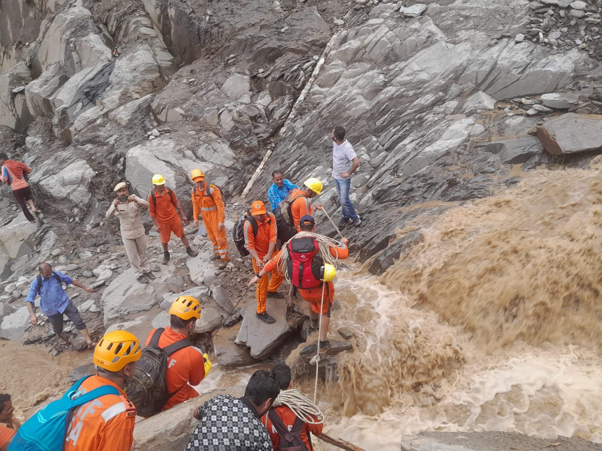 हिमाचल प्रदेश में बादल फटने से फंसे 50 लोगों को एनडीआरएफ की टीम ने बचाया, बद्दी-पिंजौर को जोड़ने वाला पुल गिरा