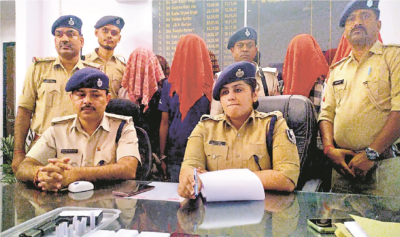 पटना में गर्लफ्रेंड की डिमांड पूरी करने के लिए दो भाइयों ने शुरू किया अवैध शराब व लूट का धंधा, चार गिरफ्तार पटना में गर्लफ्रेंड की डिमांड पूरी करने के लिए दो भाइयों ने शुरू किया अवैध शराब व लूट का धंधा, चार गिरफ्तार