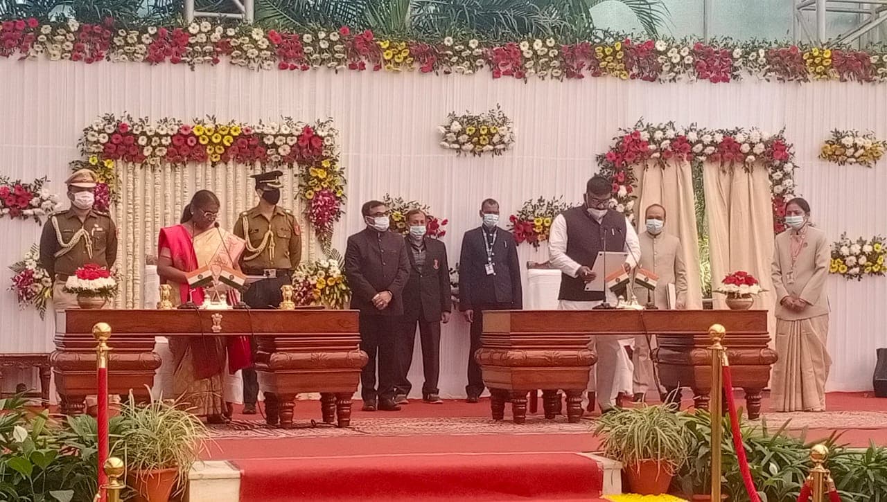 Hemant Soren Cabinet Expansion : झारखंड में हेमंत सोरेन मंत्रिमंडल का हुआ विस्तार, हफीजुल हसन ने ली मंत्री पद की शपथ Hemant Soren Cabinet Expansion : झारखंड में हेमंत सोरेन मंत्रिमंडल का हुआ विस्तार, हफीजुल हसन ने ली मंत्री पद की शपथ