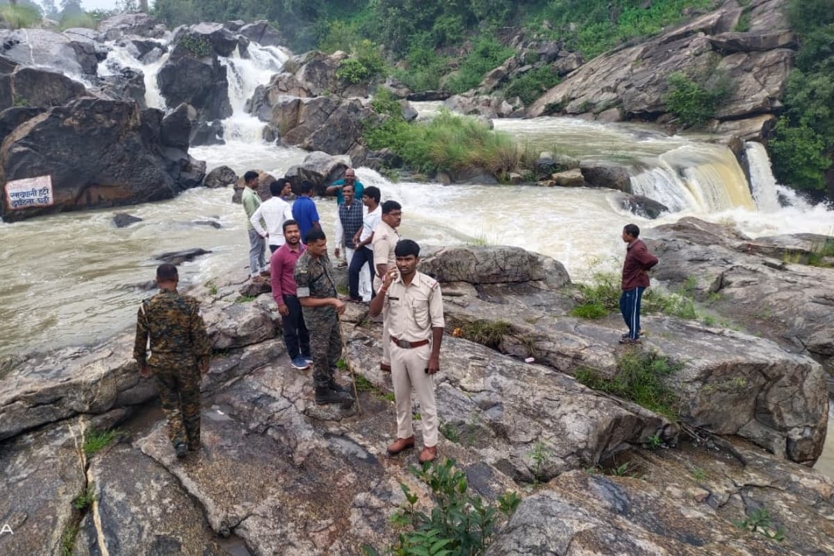 झारखंड: रांची के हुंडरू फॉल में बहा बिहार का युवक, देर शाम तक सुराग नहीं, पांच दोस्तों ने थाने में किया सरेंडर झारखंड: रांची के हुंडरू फॉल में बहा बिहार का युवक, देर शाम तक सुराग नहीं, पांच दोस्तों ने थाने में किया सरेंडर