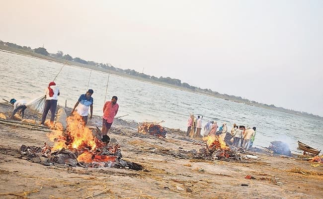 सरकारी आंकड़ों में केवल 3 मौत, इधर 60 से अधिक चिताओं से पटा रहा बक्सर का श्मशान घाट सरकारी आंकड़ों में केवल 3 मौत, इधर 60 से अधिक चिताओं से पटा रहा बक्सर का श्मशान घाट