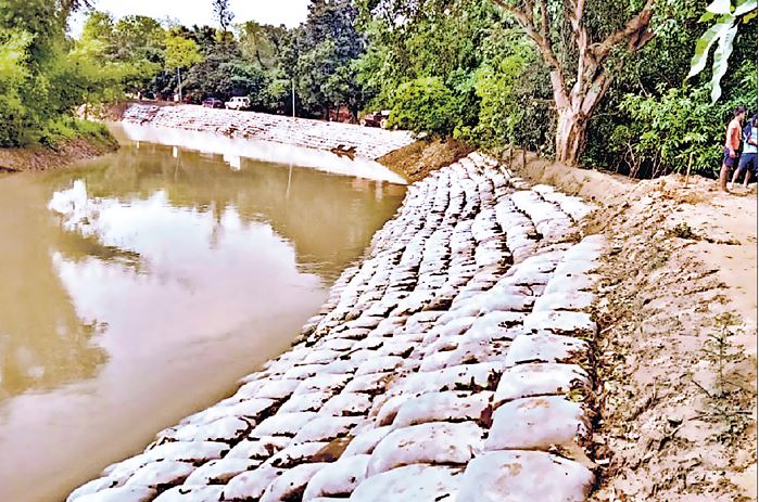 Bihar Flood Update: दरभंगा के लिए नदियों का वरदान ही बना अभिशाप, दर्जनों गांव में बाढ़ मचायेगी तबाही, तटबंध बदहाल Bihar Flood Update: दरभंगा के लिए नदियों का वरदान ही बना अभिशाप, दर्जनों गांव में बाढ़ मचायेगी तबाही, तटबंध बदहाल