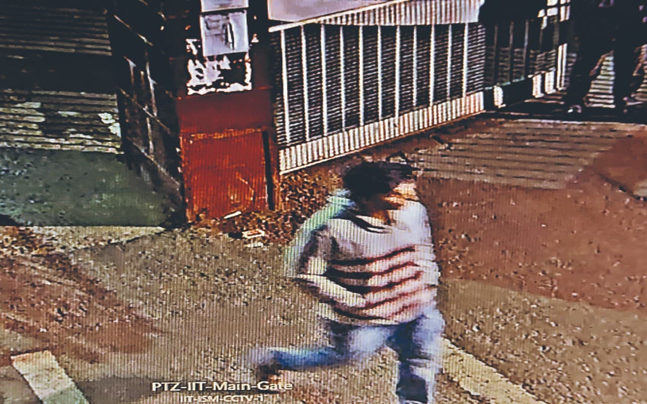 धनबाद IIT-ISM के छात्र ने बीमारी से परेशान होकर छोड़ा संस्थान, पिता को किया था व्हाट्सऐप मैसेज धनबाद IIT-ISM के छात्र ने बीमारी से परेशान होकर छोड़ा संस्थान, पिता को किया था व्हाट्सऐप मैसेज