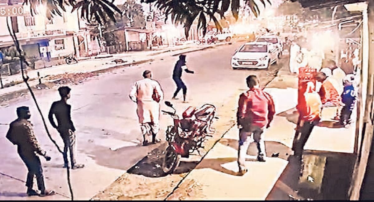 नवादा के एक कोचिंग क्लास में सीट को लेकर विवाद, ताबड़तोड़ गोलीबारी के बाद इलाके में दहशत नवादा के एक कोचिंग क्लास में सीट को लेकर विवाद, ताबड़तोड़ गोलीबारी के बाद इलाके में दहशत