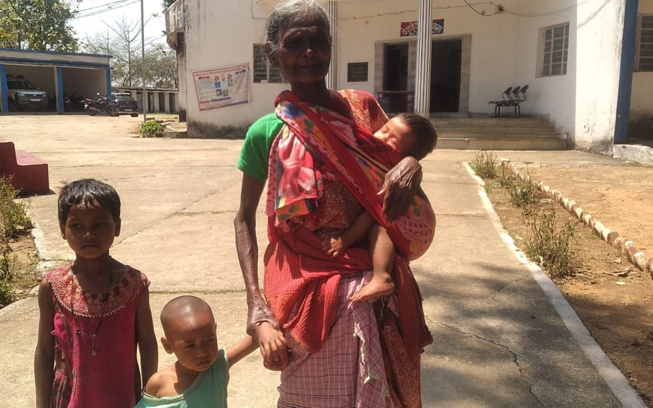 सिमडेगा : पति निकला हत्यारा, पत्नी की हत्या कर शव को तालाब में फेंका, पुलिस ने किया गिरफ्तार सिमडेगा : पति निकला हत्यारा, पत्नी की हत्या कर शव को तालाब में फेंका, पुलिस ने किया गिरफ्तार