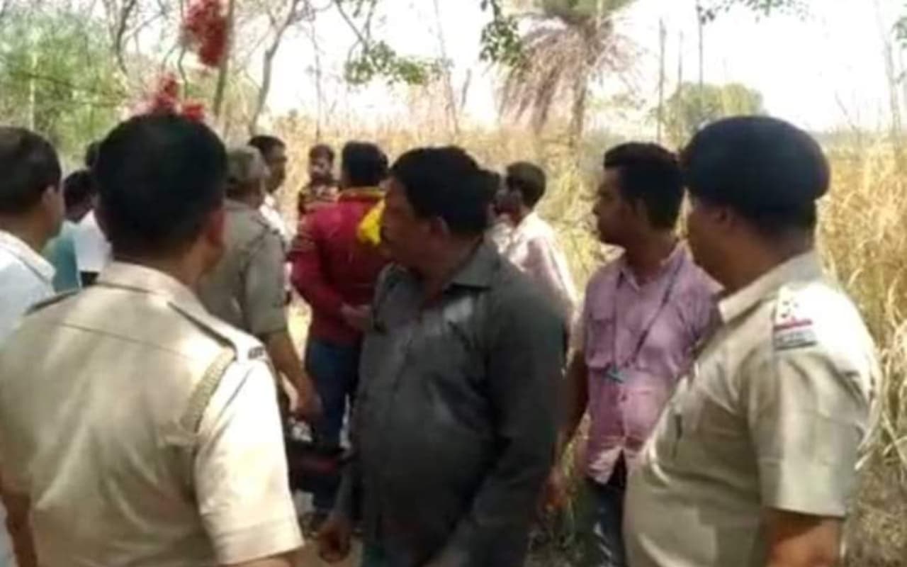 पश्चिम बंगाल : पेड़ से झूलता मिला साधु का शव, लोगों ने जतायी हत्या की आशंका, जांच में जुटी पुलिस पश्चिम बंगाल : पेड़ से झूलता मिला साधु का शव, लोगों ने जतायी हत्या की आशंका, जांच में जुटी पुलिस