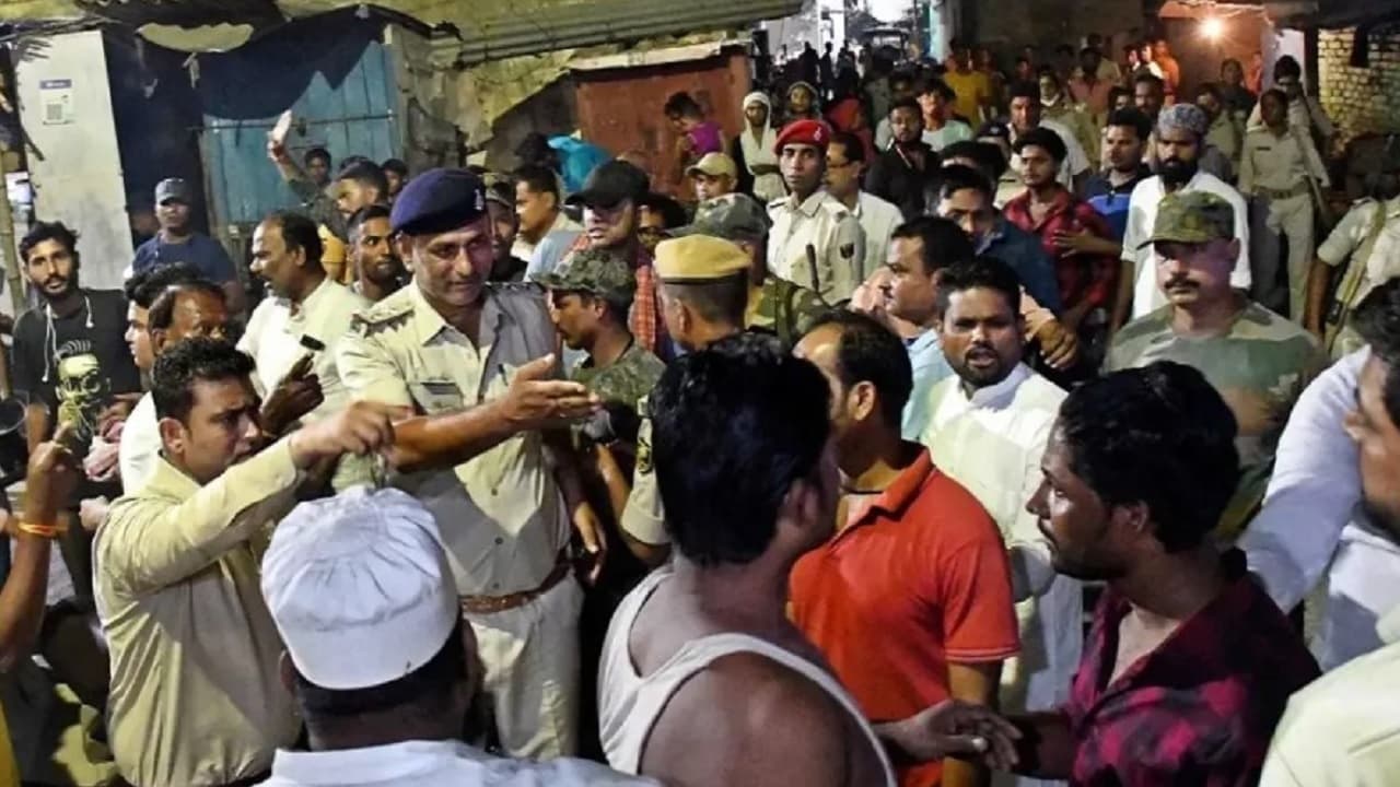 भारत-पाकिस्तान क्रिकेट मैच के बाद बिहार में क्यों हुआ बवाल? पुलिस कर रही कैंप, जानिए क्या है मामला.. भारत-पाकिस्तान क्रिकेट मैच के बाद बिहार में क्यों हुआ बवाल? पुलिस कर रही कैंप, जानिए क्या है मामला..