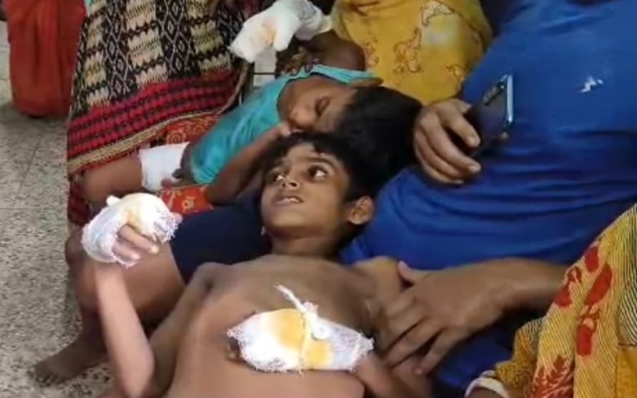 पश्चिम बंगाल: देसी बम को गेंद समझकर खेल रहे थे बच्चे, विस्फोट में पांच घायल, अस्पताल में चल रहा इलाज पश्चिम बंगाल: देसी बम को गेंद समझकर खेल रहे थे बच्चे, विस्फोट में पांच घायल, अस्पताल में चल रहा इलाज