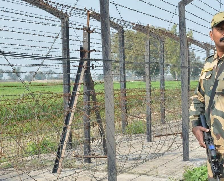 गौवंश को लेकर नेपाल से भारत में घुसपैठ कर रहे मवेशी तस्कर को जवानों ने सीमा पर दबोचा, जानें पूरा मामला गौवंश को लेकर नेपाल से भारत में घुसपैठ कर रहे मवेशी तस्कर को जवानों ने सीमा पर दबोचा, जानें पूरा मामला