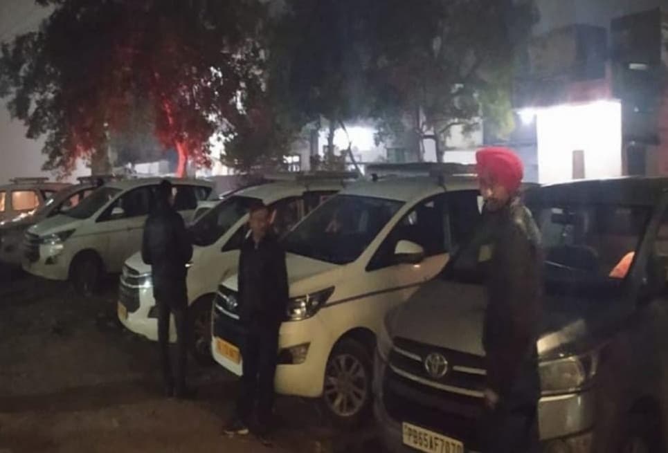 IT Raid: वाराणसी में गुटखा कारोबारी के ठिकानों पर GST टीम की रेड, लाखों की टैक्स चोरी का शक IT Raid: वाराणसी में गुटखा कारोबारी के ठिकानों पर GST टीम की रेड, लाखों की टैक्स चोरी का शक
