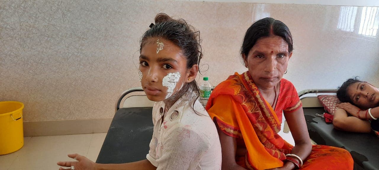 Vat Savitri Vrat 2021 : झारखंड के चतरा में वट सावित्री पूजा के दौरान मधुमख्खियों का हमला, आधा दर्जन लोग घायल, पढ़िए क्या है पूरा मामला Vat Savitri Vrat 2021 : झारखंड के चतरा में वट सावित्री पूजा के दौरान मधुमख्खियों का हमला, आधा दर्जन लोग घायल, पढ़िए क्या है पूरा मामला