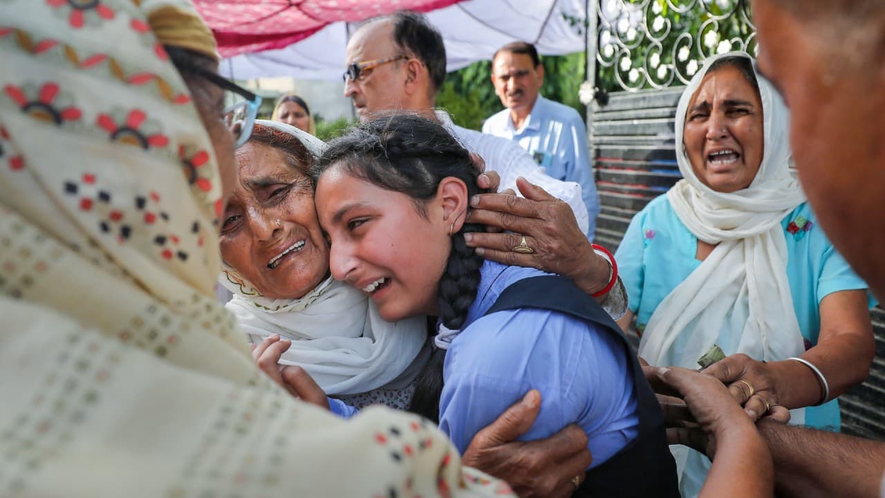 जम्मू-कश्मीर में हिंदू शिक्षिका की गोली मारकर हत्या, फिर सामूहिक पलायन करेंगे कश्मीरी पंडित? जम्मू-कश्मीर में हिंदू शिक्षिका की गोली मारकर हत्या, फिर सामूहिक पलायन करेंगे कश्मीरी पंडित?