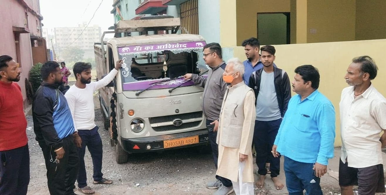Jharkhand News: जमीन विवाद में गैंगस्टर अखिलेश सिंह गिरोह के कन्हैया सिंह समेत 8 अरेस्ट, हथियार बरामद Jharkhand News: जमीन विवाद में गैंगस्टर अखिलेश सिंह गिरोह के कन्हैया सिंह समेत 8 अरेस्ट, हथियार बरामद