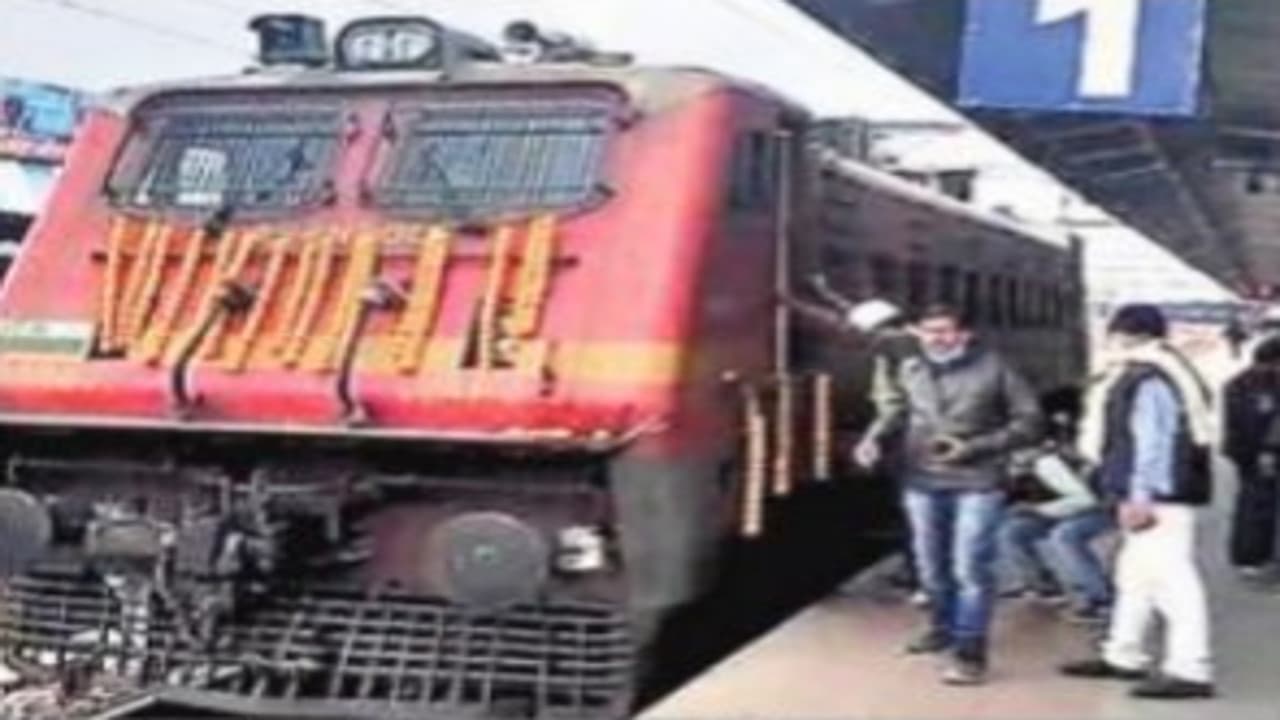 Indian Railways News: जसीडीह-बांका रेललाइन पर जल्द दौड़ेगी इलेक्ट्रिक इंजन, सफल रहा ट्रायल Indian Railways News: जसीडीह-बांका रेललाइन पर जल्द दौड़ेगी इलेक्ट्रिक इंजन, सफल रहा ट्रायल