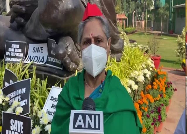 UP Chunav 2022: सपा सांसद जया बच्चन ने कहा- पीएम मोदी के लिए खतरे की घंटी है ‘लाल टोपी’, वजह भी बताई UP Chunav 2022: सपा सांसद जया बच्चन ने कहा- पीएम मोदी के लिए खतरे की घंटी है ‘लाल टोपी’, वजह भी बताई