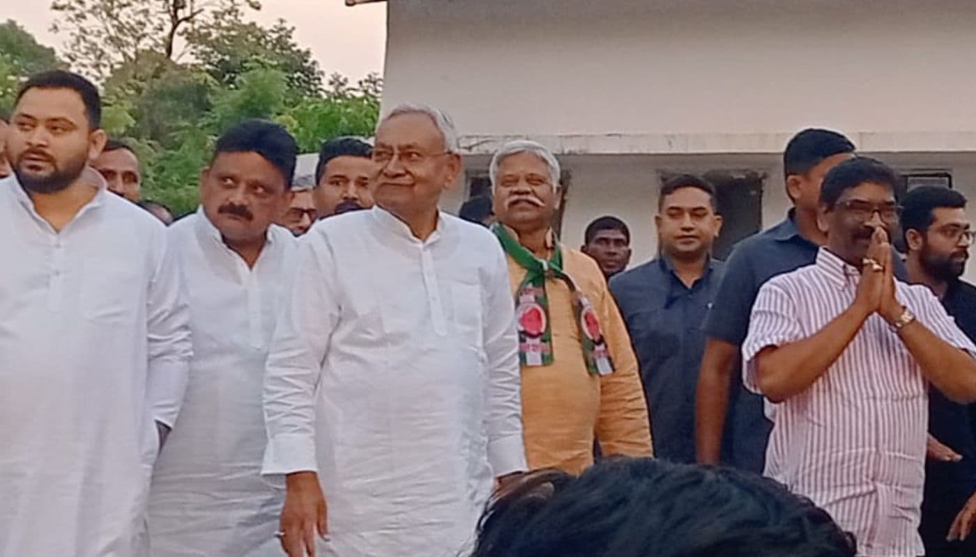 2024 में भाजपा को हराने के चुनावी अभियान पर रांची पहुंचे नीतीश कुमार, हेमंत सोरेन से मिलने के बाद कही ये बात 2024 में भाजपा को हराने के चुनावी अभियान पर रांची पहुंचे नीतीश कुमार, हेमंत सोरेन से मिलने के बाद कही ये बात