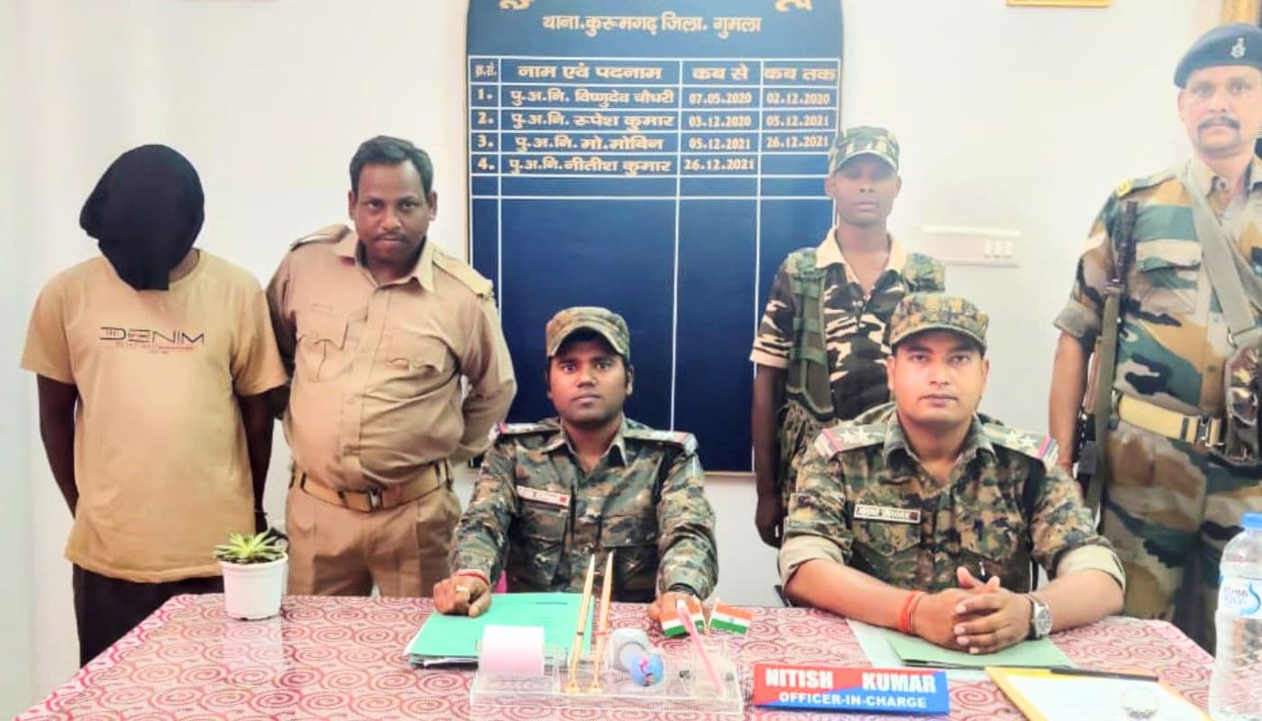 गुमला में हार्डकोर माओवादी रामकेश्वर गिरफ्तार, पुलिस के साथ मुठभेड़ में तीन बार बचकर भाग निकला था गुमला में हार्डकोर माओवादी रामकेश्वर गिरफ्तार, पुलिस के साथ मुठभेड़ में तीन बार बचकर भाग निकला था