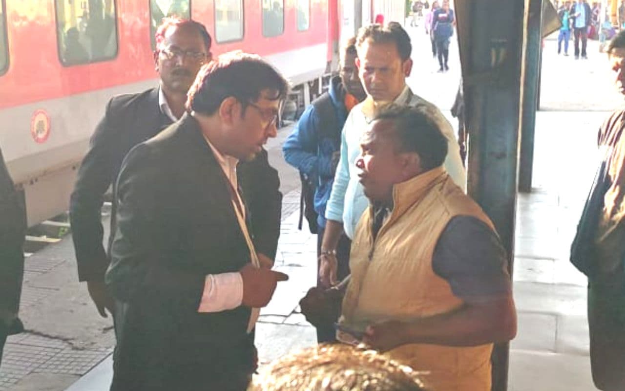 तोपचांची के 13 लड़कों को कहां ले जा रहा था ठेकेदार? टिकट सिकंदराबाद का, लड़के बोले- टाटा जा रहे हैं तोपचांची के 13 लड़कों को कहां ले जा रहा था ठेकेदार? टिकट सिकंदराबाद का, लड़के बोले- टाटा जा रहे हैं