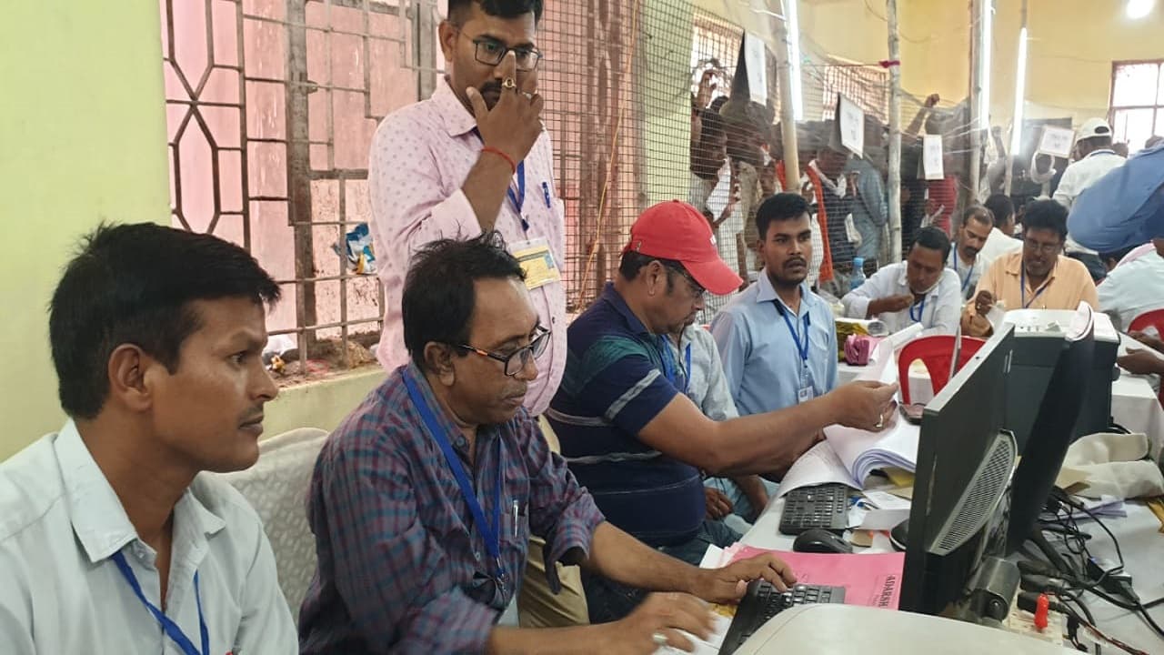 झारखंड पंचायत चुनाव : बदलाव की तेज आंधी में पुराने मुखिया हुए गायब, मतदाताओं ने नये चेहरों को सौंपा ताज झारखंड पंचायत चुनाव : बदलाव की तेज आंधी में पुराने मुखिया हुए गायब, मतदाताओं ने नये चेहरों को सौंपा ताज