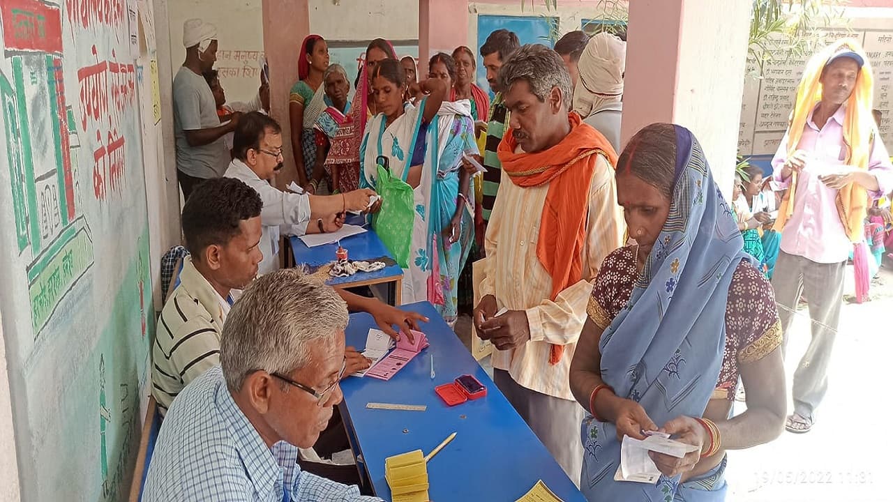 झारखंड पंचायत चुनाव का बहिष्कार करने वाले हेठजोरी गांव के ग्रामीणों ने आखिरकार की वोटिंग, दी ये चेतावनी झारखंड पंचायत चुनाव का बहिष्कार करने वाले हेठजोरी गांव के ग्रामीणों ने आखिरकार की वोटिंग, दी ये चेतावनी
