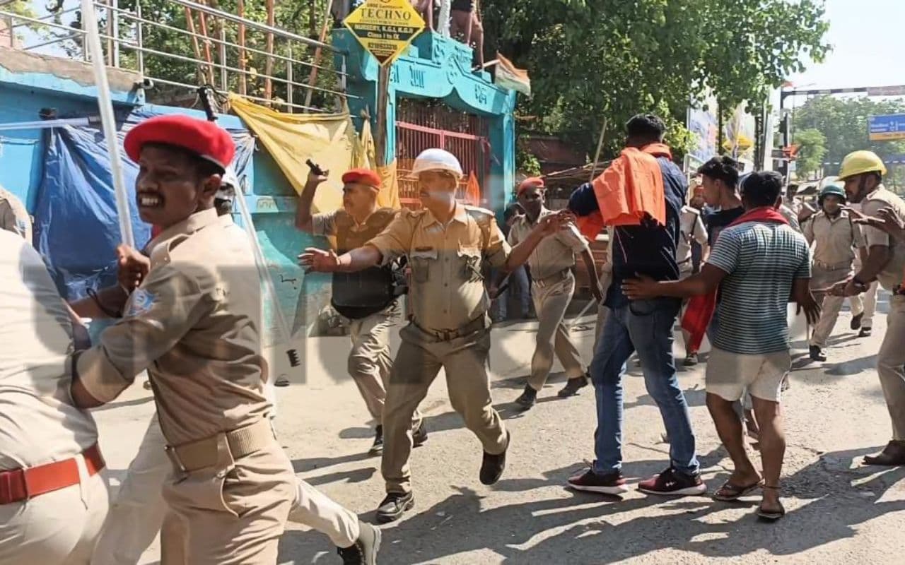 झारखंड : हनुमानजी की मूर्ति खंडित किये जाने के बाद साहिबगंज में हिंसा, पथराव, इंटरनेट सेवा ठप झारखंड : हनुमानजी की मूर्ति खंडित किये जाने के बाद साहिबगंज में हिंसा, पथराव, इंटरनेट सेवा ठप