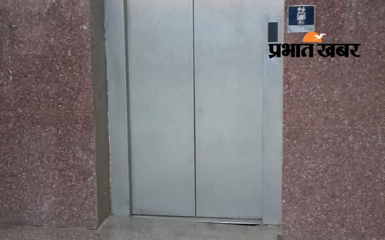 मेरठ में टूटी लिफ्ट, बच्चे समेत पांच लोग गंभीर रूप से घायल, पुलिस को नहीं मिली सूचना मेरठ में टूटी लिफ्ट, बच्चे समेत पांच लोग गंभीर रूप से घायल, पुलिस को नहीं मिली सूचना