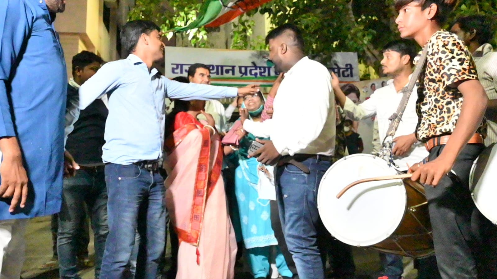 Rajasthan News: जयपुर कांग्रेस में बगावत! पार्टी कैंडिडेट के खिलाफ रमा देवी ने भरा पर्चा, हरकत में दिग्गज नेता Rajasthan News: जयपुर कांग्रेस में बगावत! पार्टी कैंडिडेट के खिलाफ रमा देवी ने भरा पर्चा, हरकत में दिग्गज नेता