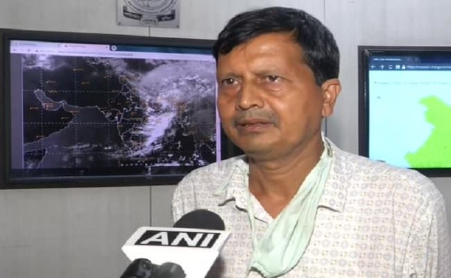 Jammu Kashmir Weather: जम्मू-कश्मीर में पहाड़ों पर बर्फबारी, भारी बारिश से घाटी में बदला मौसम का मिजाज Jammu Kashmir Weather: जम्मू-कश्मीर में पहाड़ों पर बर्फबारी, भारी बारिश से घाटी में बदला मौसम का मिजाज