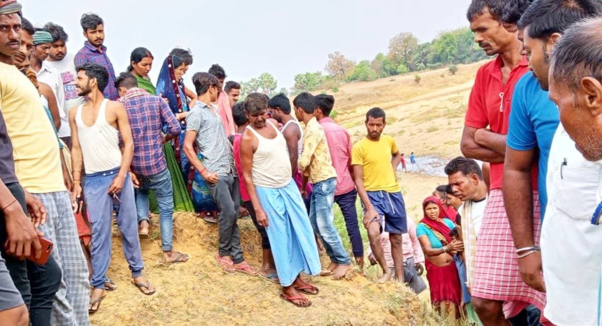 Jamui: गिद्धौर में नदी किनारे से युवक की लाश बरामद, कटा सिर साथ ले गये अपराधी, इलाके में दहशत Jamui: गिद्धौर में नदी किनारे से युवक की लाश बरामद, कटा सिर साथ ले गये अपराधी, इलाके में दहशत