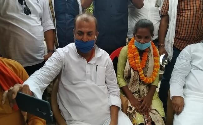 साइकिल गर्ल को मिलेगा सरकारी योजनाओं का लाभ, लालू बोले- बिहार की बेटियां किसी से कम नहीं, चिराग की मांग, ज्योति को मिले राष्ट्रपति पुरस्कार साइकिल गर्ल को मिलेगा सरकारी योजनाओं का लाभ, लालू बोले- बिहार की बेटियां किसी से कम नहीं, चिराग की मांग, ज्योति को मिले राष्ट्रपति पुरस्कार