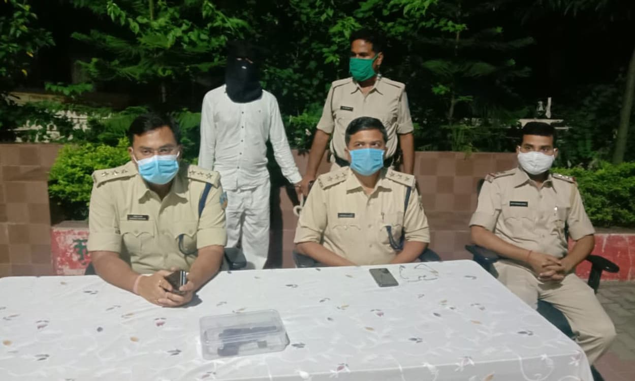 ड्रग पेडलर डॉली के फरार पति कादिम खान कपाली से हुआ गिरफ्तार, पत्नी पहले से ही जेल में है बंद ड्रग पेडलर डॉली के फरार पति कादिम खान कपाली से हुआ गिरफ्तार, पत्नी पहले से ही जेल में है बंद