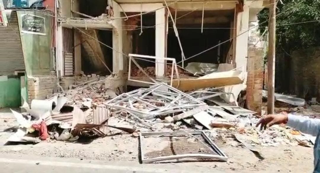 Kanpur Violence: कानपुर हिंसा के मास्टरमाइंड पर योगी सरकार का एक्शन, हयात जफर के करीबी के घर चला बुलडोजर Kanpur Violence: कानपुर हिंसा के मास्टरमाइंड पर योगी सरकार का एक्शन, हयात जफर के करीबी के घर चला बुलडोजर
