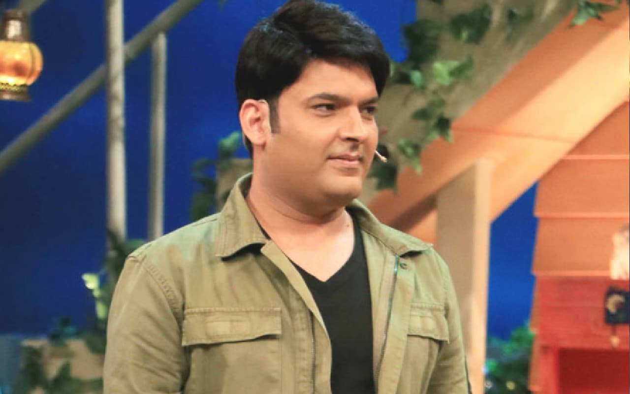 Kapil Sharma: टेलीप्रॉम्प्टर देखकर कॉमेडी करते हैं कपिल शर्मा, यूजर ने शेयर किया वीडियो तो भड़के फैंस Kapil Sharma: टेलीप्रॉम्प्टर देखकर कॉमेडी करते हैं कपिल शर्मा, यूजर ने शेयर किया वीडियो तो भड़के फैंस