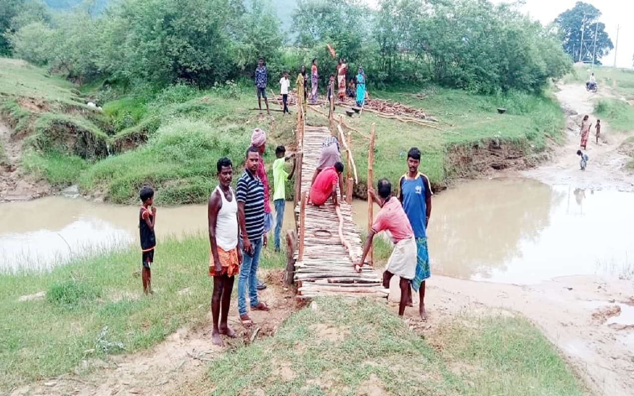 Jharkhand News : झारखंड का एक गांव, जहां बारिश में जिंदगी हो जाती है कैद, ग्रामीणों ने निकाला ये उपाय Jharkhand News : झारखंड का एक गांव, जहां बारिश में जिंदगी हो जाती है कैद, ग्रामीणों ने निकाला ये उपाय