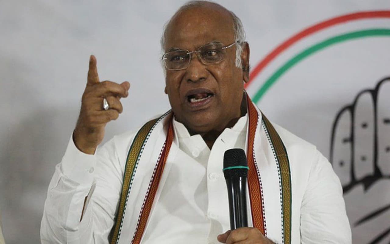 कांग्रेस अध्यक्ष खरगे ने पीएम मोदी को बताया तानाशाह, कहा- लोकतंत्र को कुचलने वाले अब इसे बचाने की बात कर रहे कांग्रेस अध्यक्ष खरगे ने पीएम मोदी को बताया तानाशाह, कहा- लोकतंत्र को कुचलने वाले अब इसे बचाने की बात कर रहे