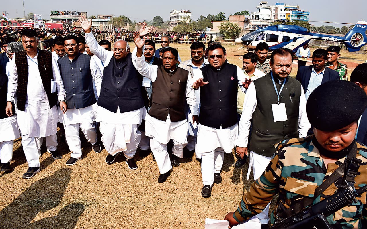 कांग्रेस के राष्ट्रीय अध्यक्ष मल्लिकार्जुन खरगे केंद्र सरकार पर जमकर बरसे, कहा- देश में फ्रीडम ऑफ स्पीच नहीं कांग्रेस के राष्ट्रीय अध्यक्ष मल्लिकार्जुन खरगे केंद्र सरकार पर जमकर बरसे, कहा- देश में फ्रीडम ऑफ स्पीच नहीं