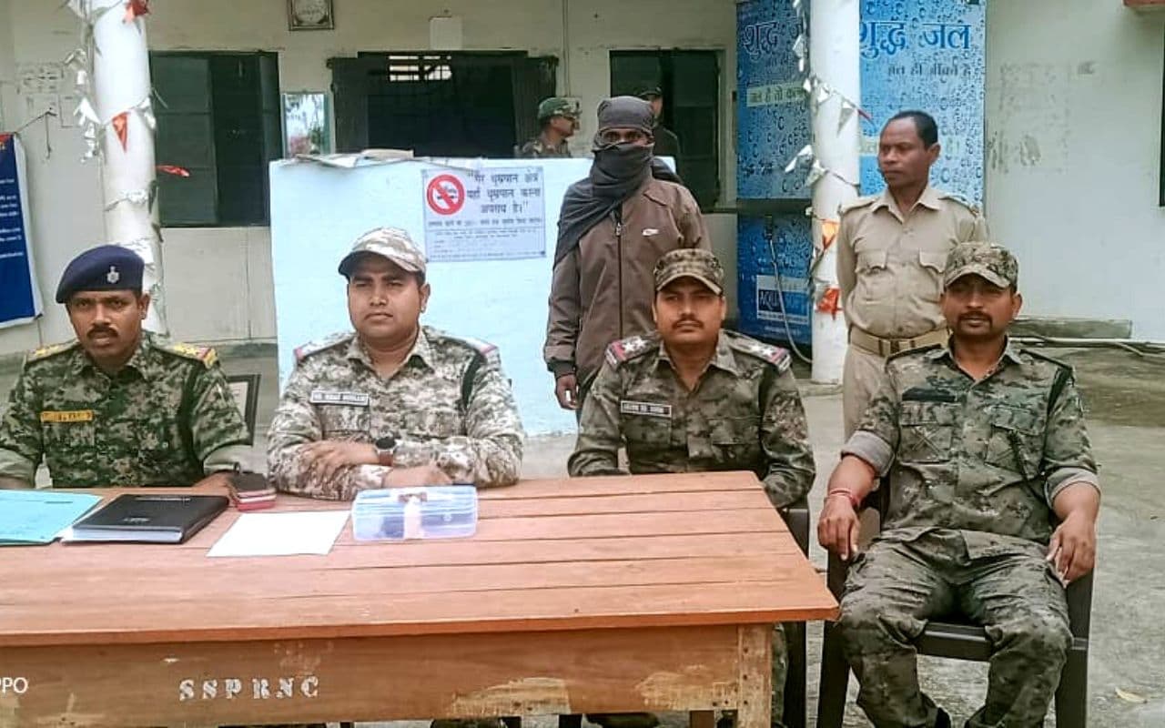 खूंटी : अड़की के कोरवा जंगल से भाकपा माओवादी का सदस्य मुकेश ओड़ेया हथियार के साथ गिरफ्तार खूंटी : अड़की के कोरवा जंगल से भाकपा माओवादी का सदस्य मुकेश ओड़ेया हथियार के साथ गिरफ्तार