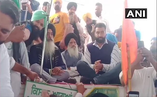 दिल्ली हिंसा मामले के आरोपी लक्खा सिधाना बठिंडा में हुई एक किसान रैली में दिखा, पुलिस ने रखा है 1 लाख का इनाम दिल्ली हिंसा मामले के आरोपी लक्खा सिधाना बठिंडा में हुई एक किसान रैली में दिखा, पुलिस ने रखा है 1 लाख का इनाम