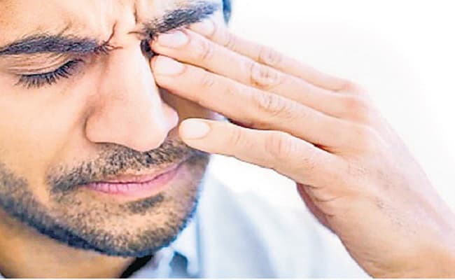 Mucormycosis: कोरोना से ठीक होने के बाद लोगों के आंखो की रोशनी छीन रहा नया इंफेक्शन, जानें कारण और इसके लक्षण Mucormycosis: कोरोना से ठीक होने के बाद लोगों के आंखो की रोशनी छीन रहा नया इंफेक्शन, जानें कारण और इसके लक्षण