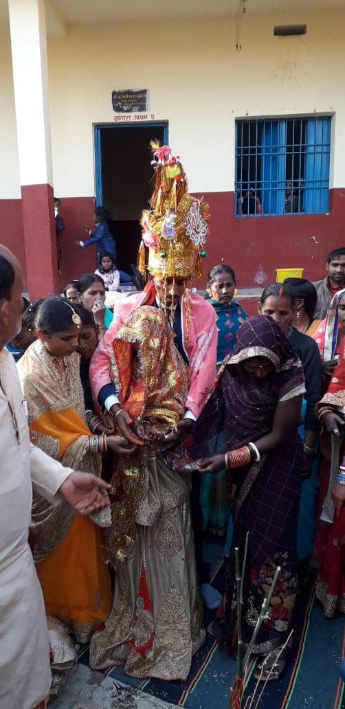 कोरोना ने बदला शादी-ब्याह का पैटर्न, घरों के बजाय धार्मिक स्थलों पर गूंज रहीं शहनाइयां कोरोना ने बदला शादी-ब्याह का पैटर्न, घरों के बजाय धार्मिक स्थलों पर गूंज रहीं शहनाइयां