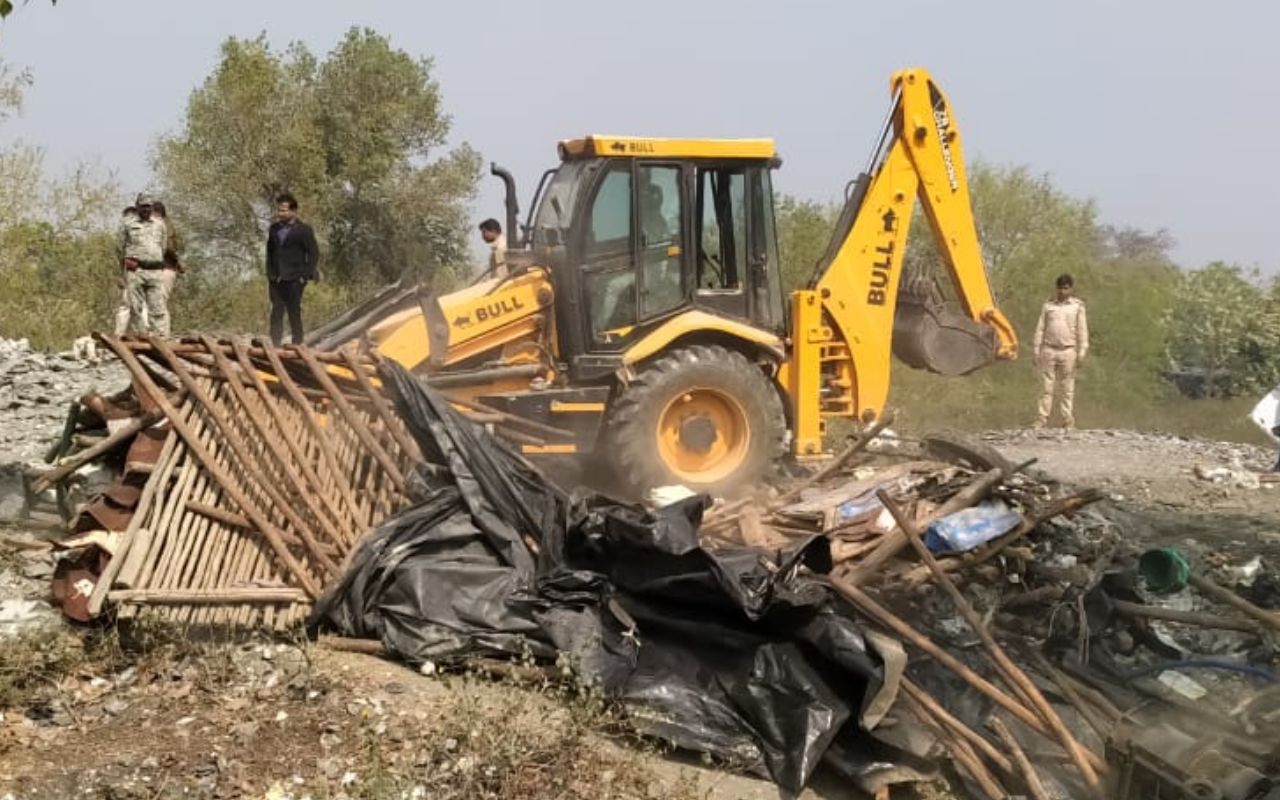 विरोध के बीच कोडरमा के लोकाई इंदरवा में ब्लू स्टोन के अवैध खनन पर चला प्रशासन का बुलडोजर विरोध के बीच कोडरमा के लोकाई इंदरवा में ब्लू स्टोन के अवैध खनन पर चला प्रशासन का बुलडोजर