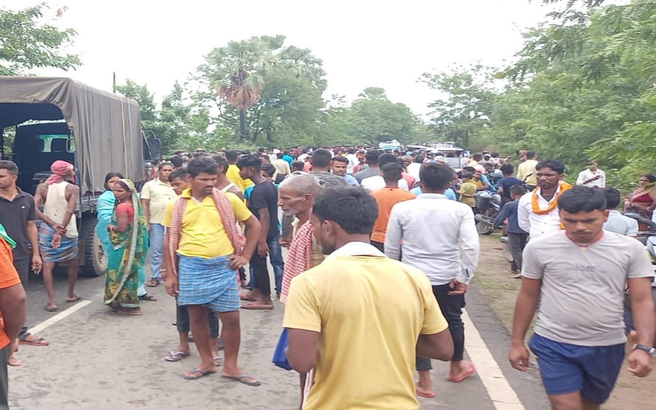 झुमरीतिलैया में झोलाछाप डॉक्टर के इंजेक्शन लगाते ही चंद मिनट में एक मरीज की हुई मौत, विरोध में घंटों सड़क जाम झुमरीतिलैया में झोलाछाप डॉक्टर के इंजेक्शन लगाते ही चंद मिनट में एक मरीज की हुई मौत, विरोध में घंटों सड़क जाम