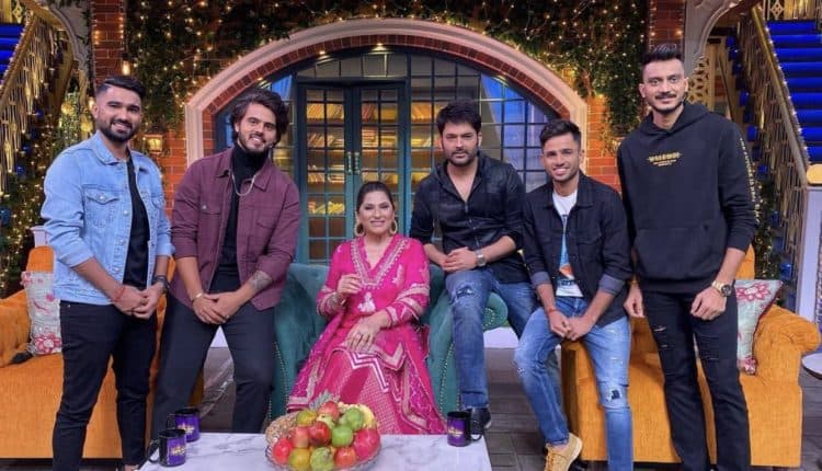 The Kapil Sharma Show : कपिल शर्मा ने की आईपीएल के इन सितारों के साथ मस्ती, क्रिकेटर अक्षर पटेल का जवाब सुन कॉमेडी किंग की हुई बोलती बंद! The Kapil Sharma Show : कपिल शर्मा ने की आईपीएल के इन सितारों के साथ मस्ती, क्रिकेटर अक्षर पटेल का जवाब सुन कॉमेडी किंग की हुई बोलती बंद!