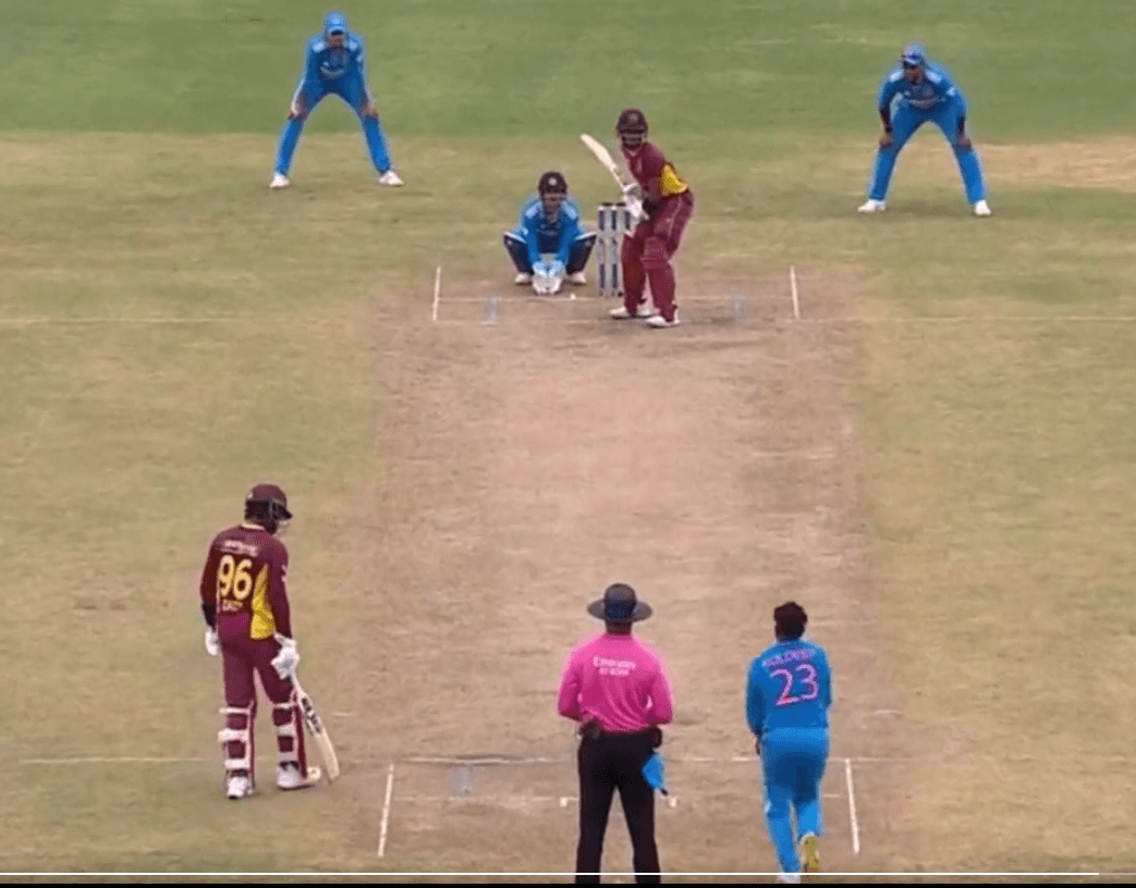 IND vs WI: सूर्यकुमार यादव ने बीच मैच में क्यों इस स्टार स्पिनर को कहा ‘कचरा’? देखें मजेदार वीडियो IND vs WI: सूर्यकुमार यादव ने बीच मैच में क्यों इस स्टार स्पिनर को कहा ‘कचरा’? देखें मजेदार वीडियो