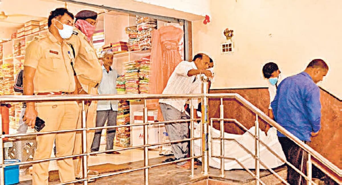 Bihar: सीए बताकर भागलपुर के होटल में दो महीने से छिपे दिल्ली के अपराधी की मौत, बंद कमरे में मिला शव Bihar: सीए बताकर भागलपुर के होटल में दो महीने से छिपे दिल्ली के अपराधी की मौत, बंद कमरे में मिला शव
