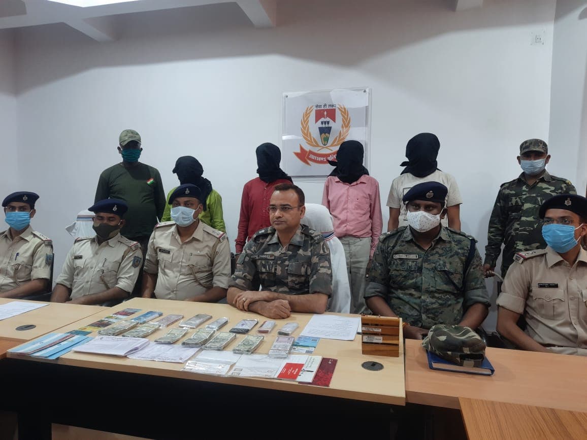नक्सलियों के खिलाफ लातेहार पुलिस को मिली बड़ी सफलता, एक लाख के इनामी नक्सली समेत टीपीसी के सात उग्रवादी हथियार के साथ गिरफ्तार नक्सलियों के खिलाफ लातेहार पुलिस को मिली बड़ी सफलता, एक लाख के इनामी नक्सली समेत टीपीसी के सात उग्रवादी हथियार के साथ गिरफ्तार