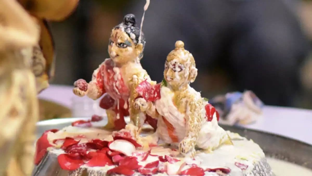 Janmashtami 2021: श्रीकृष्ण जन्मोत्सव को लेकर मथुरा-वृंदावन में तैयारियां तेज, पोशाक-मूर्तियों से सजे बाजार Janmashtami 2021: श्रीकृष्ण जन्मोत्सव को लेकर मथुरा-वृंदावन में तैयारियां तेज, पोशाक-मूर्तियों से सजे बाजार